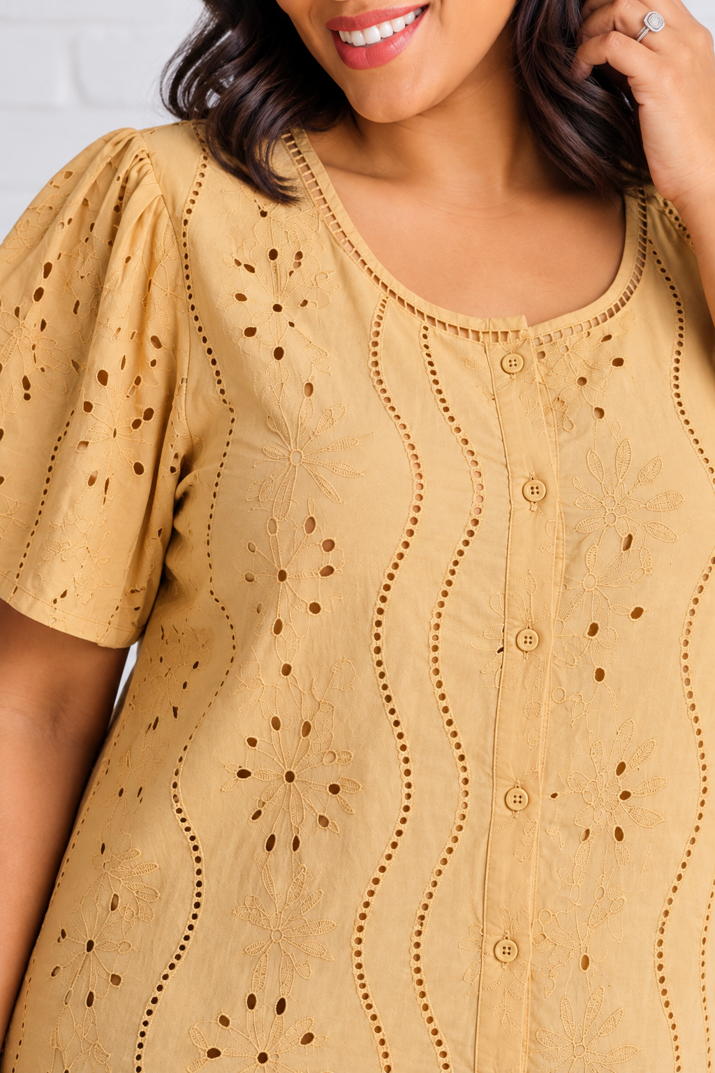 Camisa Rogelia - Blusa%20bordada%20con%20detalles%20de%20encaje%20floral.png