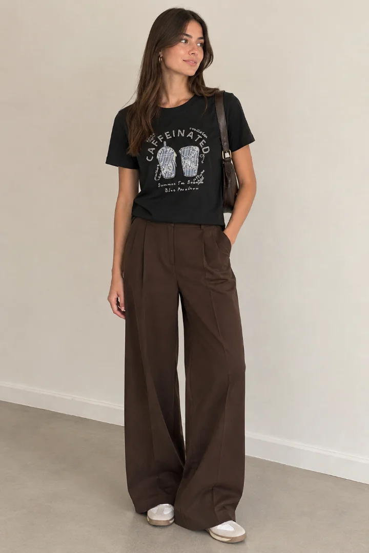 Remeras Apliques Jeans de Algodon Peinado Premium 24/1 - Look%20de%20cafe%CC%81%20en%20tonos%20chocolate.png