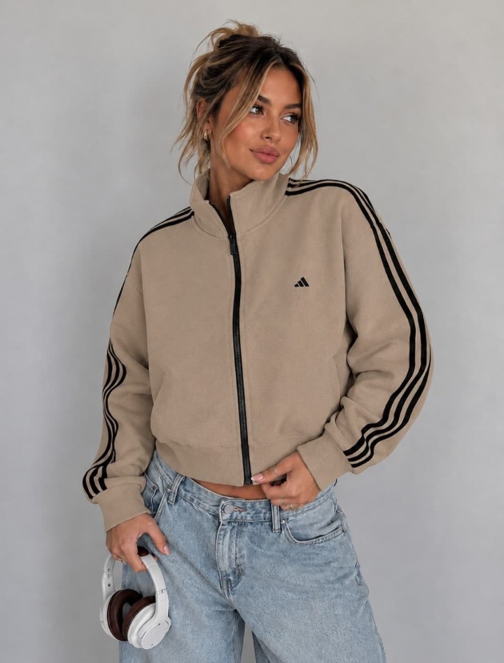 Campera Overside de Lycra Deportiva Logo Bordado y Bolsillos - Imagen 2