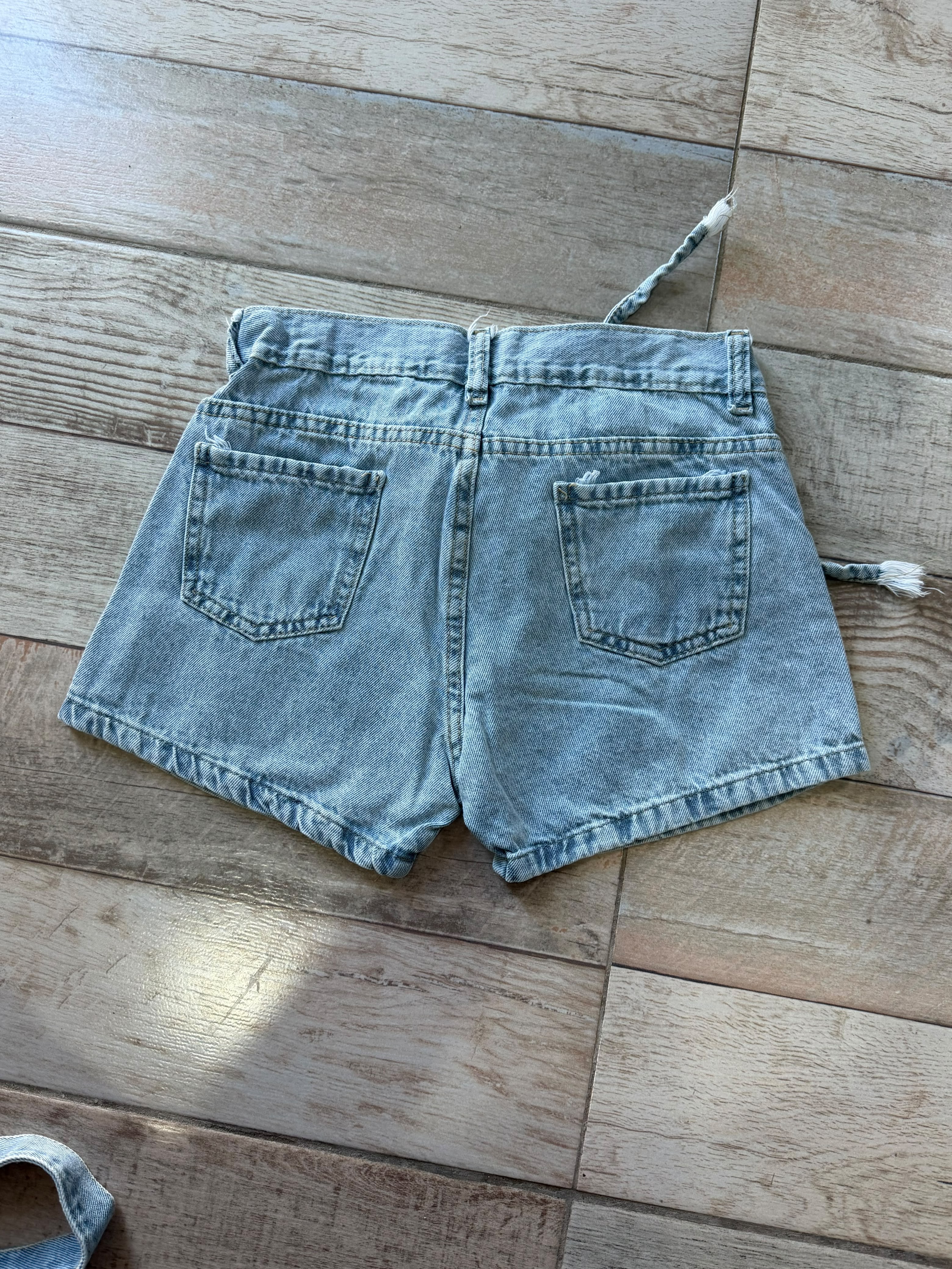 Short Lol Brillo Niña - 6ba7cc5a-58eb-4b46-87fd-60ea72f63f7c.jpeg