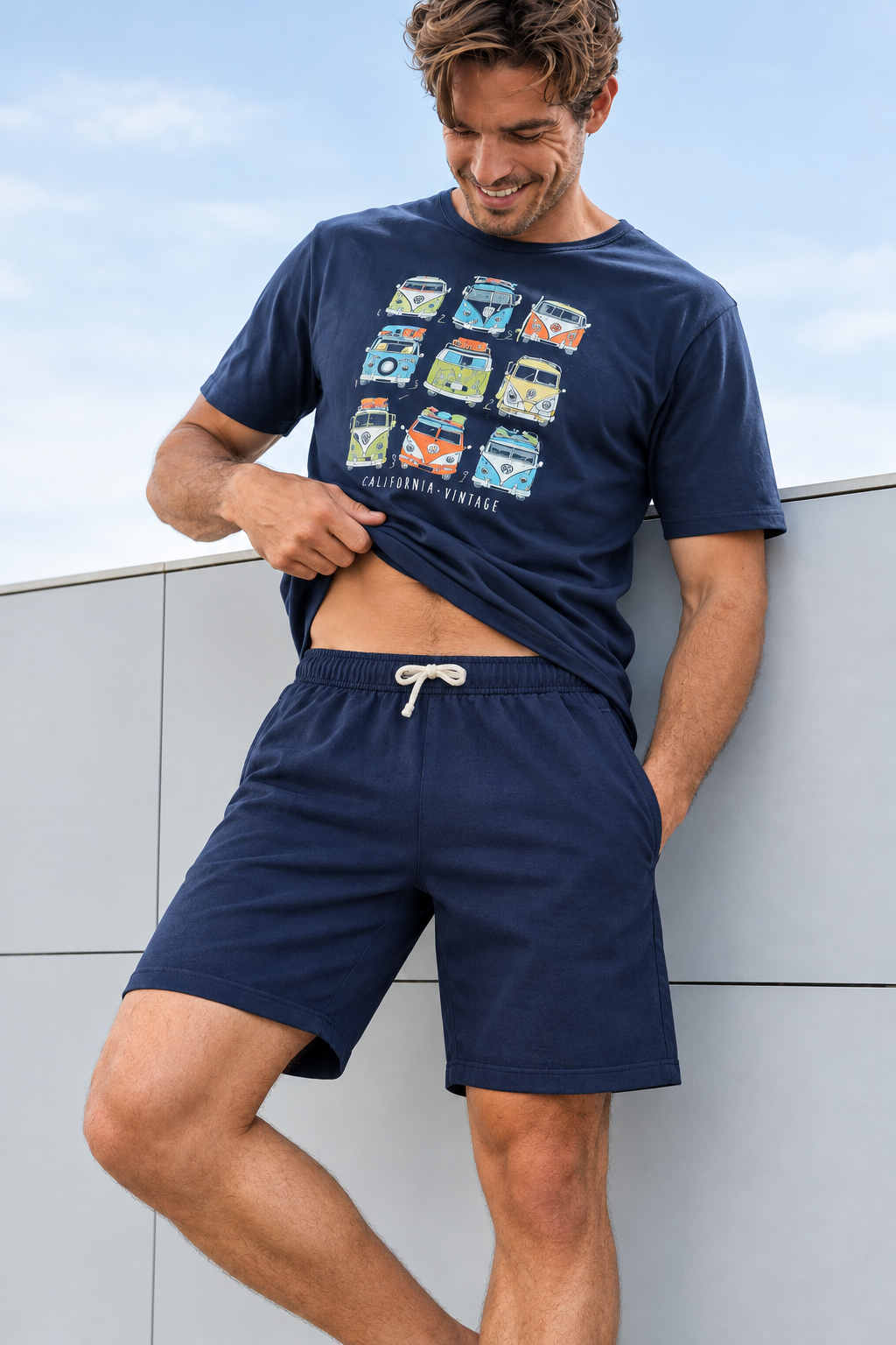Bermuda Clásica de Algodón Hombre ( Rustico Peinado ) - Modelo%20sonriente%20con%20shorts%20azul%20marino.png