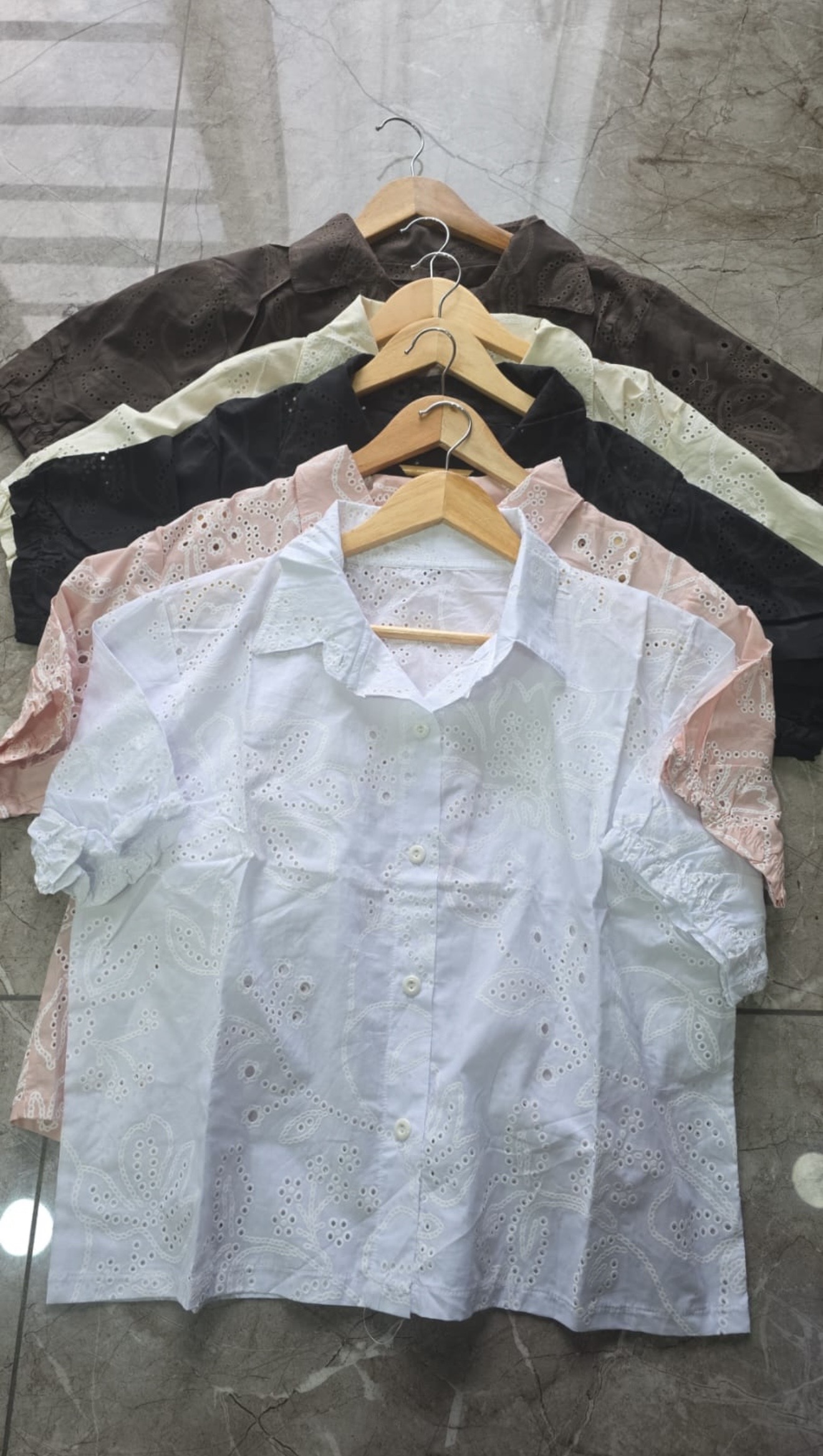 Blusa Brodery con Cuello Camisa - IMG_1619.jpeg