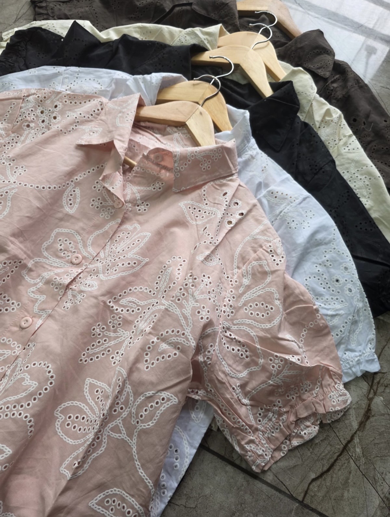 Blusa Brodery con Cuello Camisa - IMG_1618.jpeg