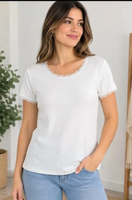 Remera con Puntillas en Escote Deronda