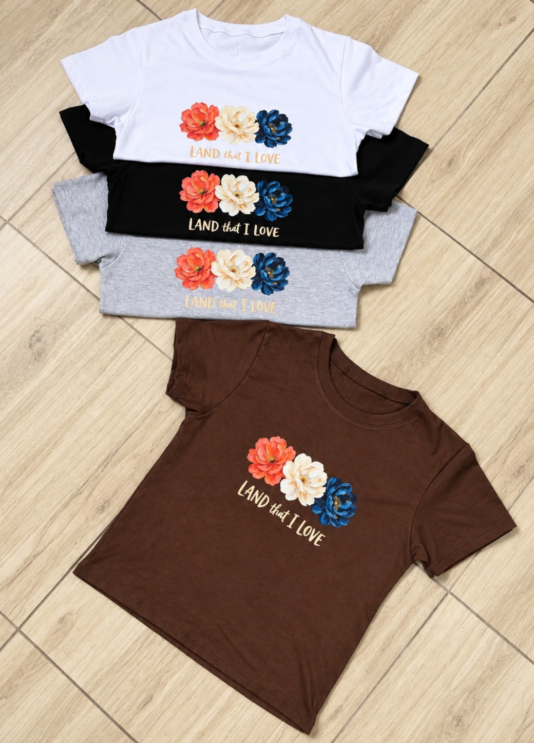 Remera Baby Tee Land That I Love Algodón Premium 24.1 - Imagen 4