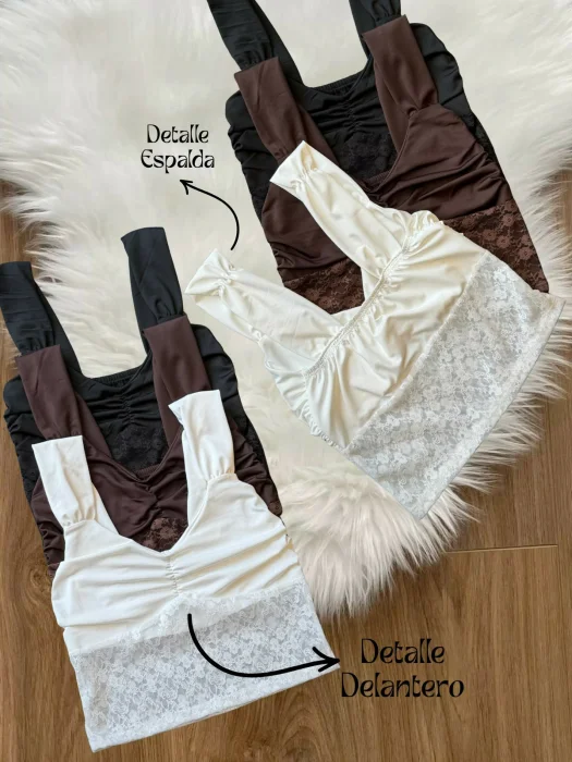 Top Frunce Medio con Encajes