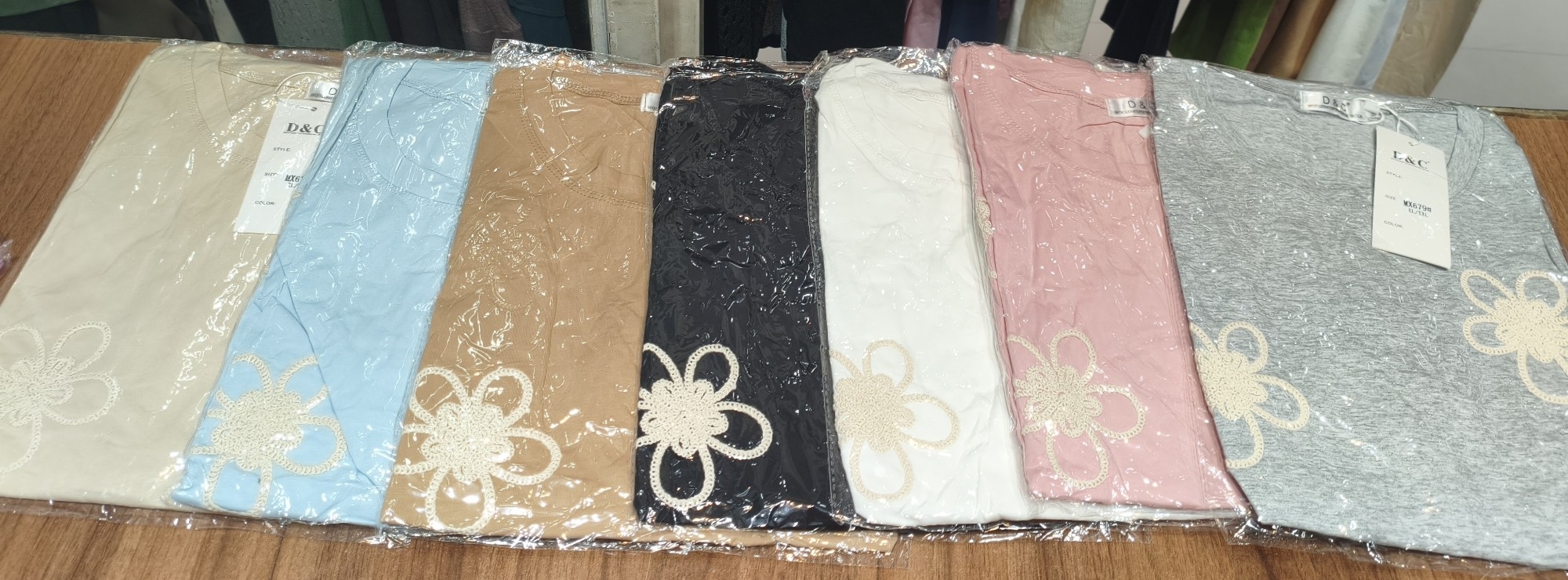Remera con Flor Bordada Importada - Imagen 2