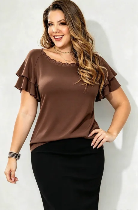 Remera Cuello Bote con Detalle Puntilla