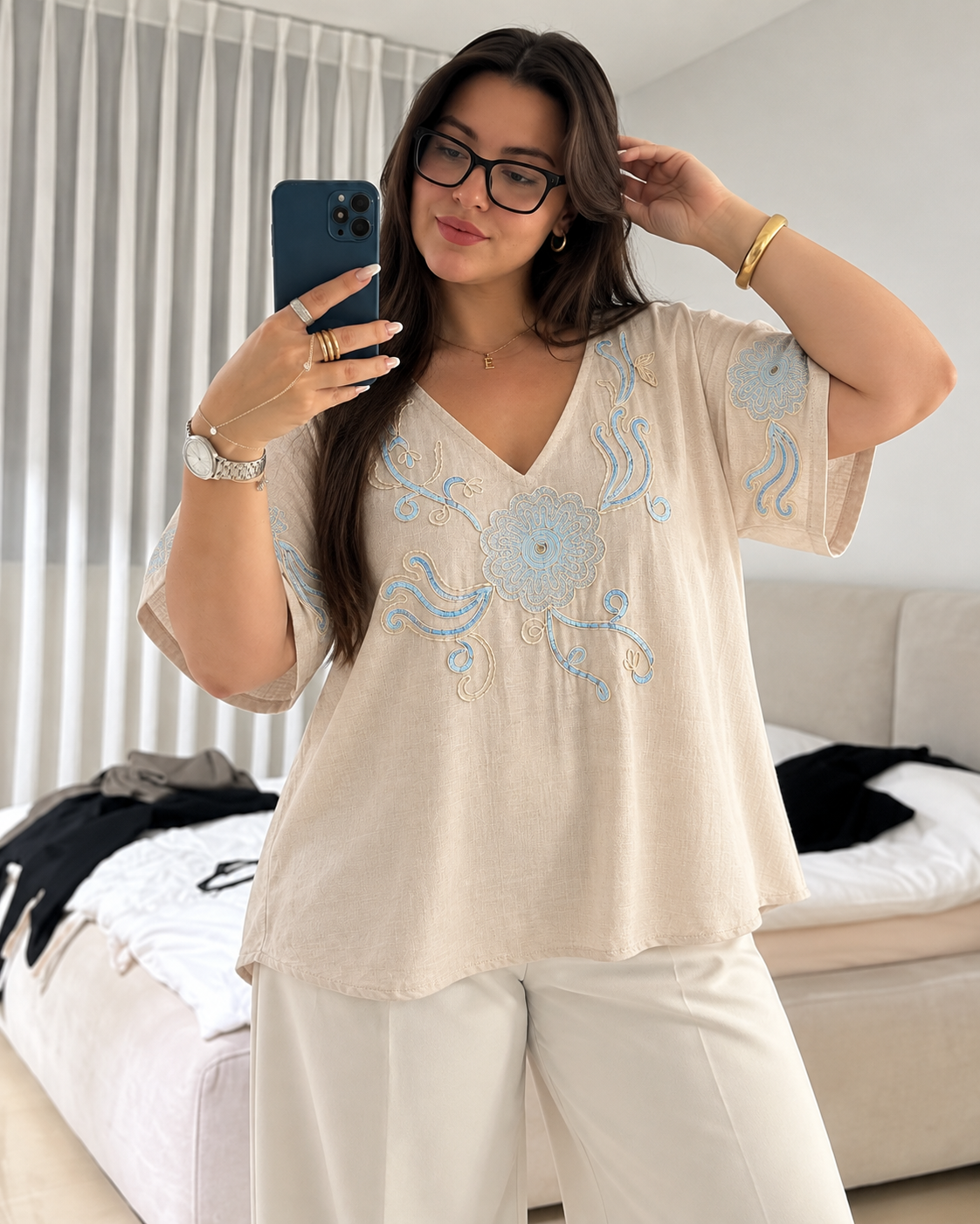 Remera Eliana - Selfi%20con%20blusa%20bordada%20y%20gafas%20%E5%A4%A9%E5%A4%A9%E4%B8%AD%E5%BD%A9%E7%A5%A8%E5%A4%A7%E5%A5%96.png
