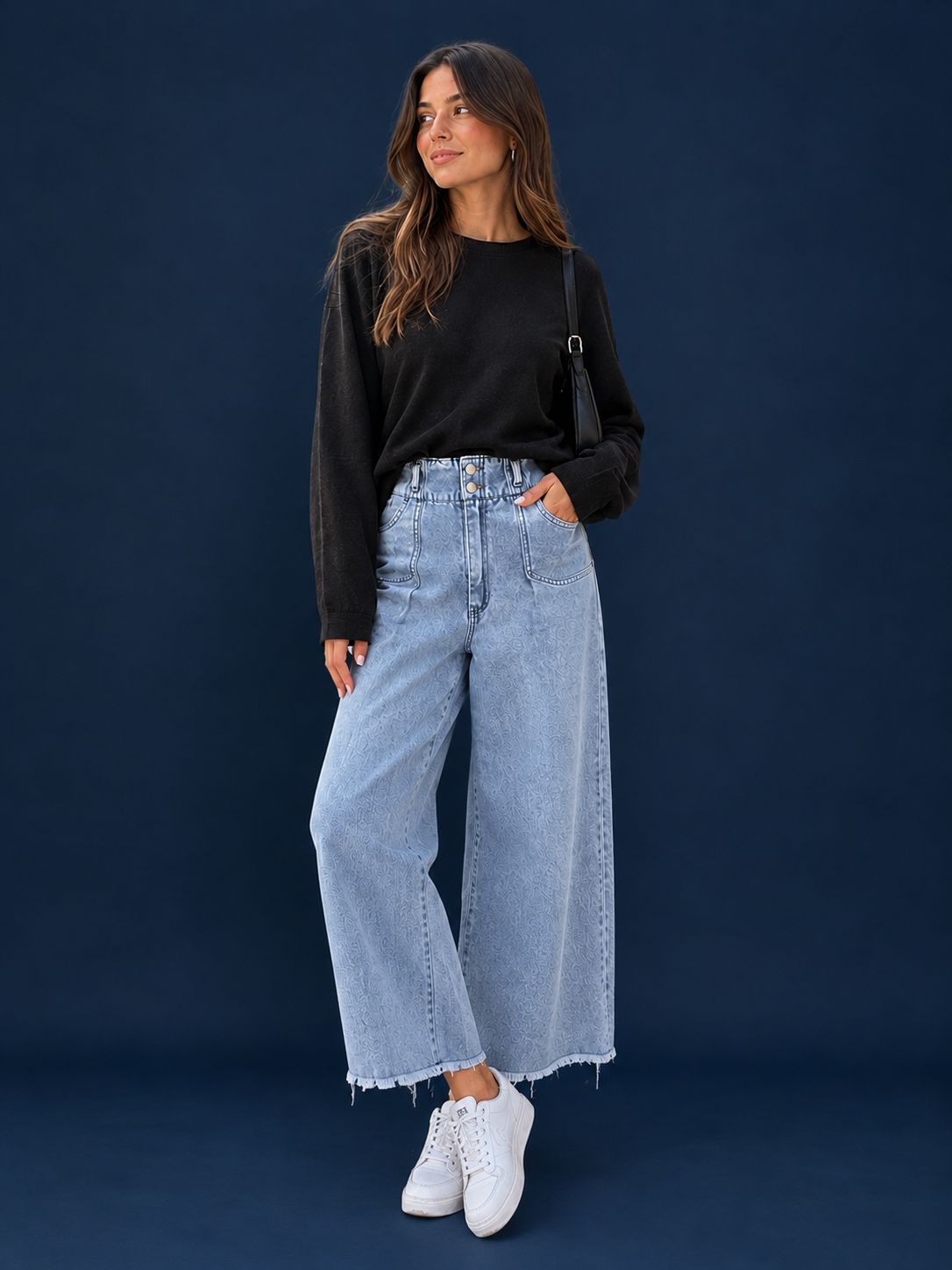 Pantalón Jean Gina Ancho Tiro Alto - Retrato%20urbano%20con%20denim%20y%20azul%20profundo.png