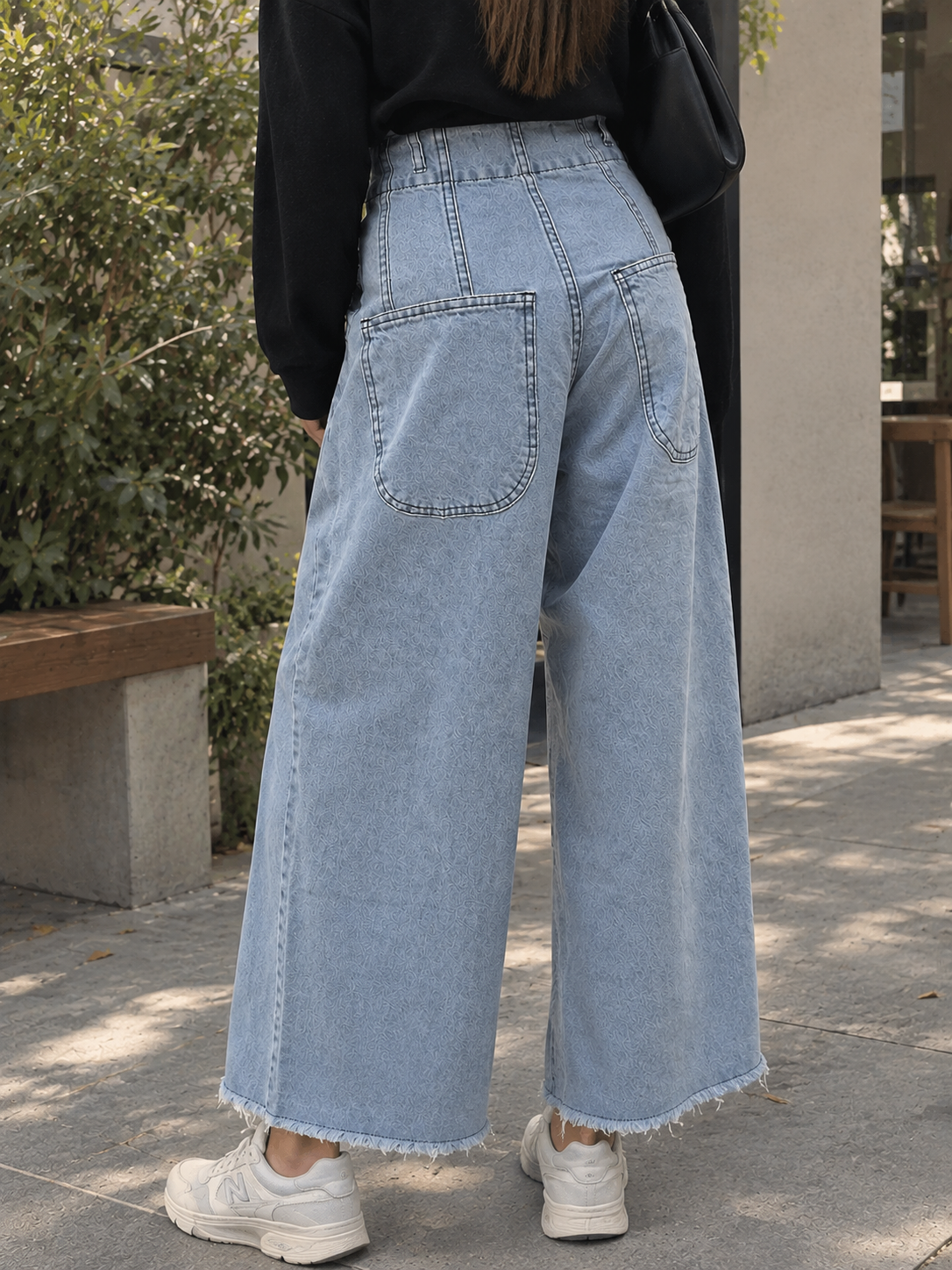 Pantalón Jean Gina Ancho Tiro Alto - Jeans%20amplios%20en%20patio%20urbano.png