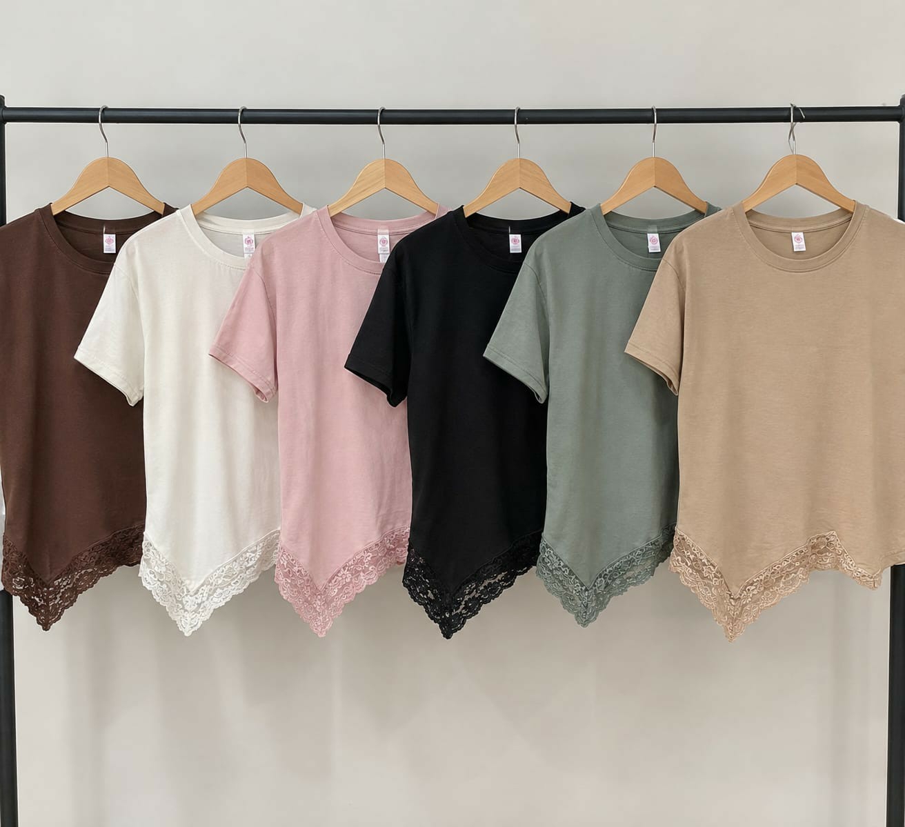 Remera V con Encaje - Imagen 2