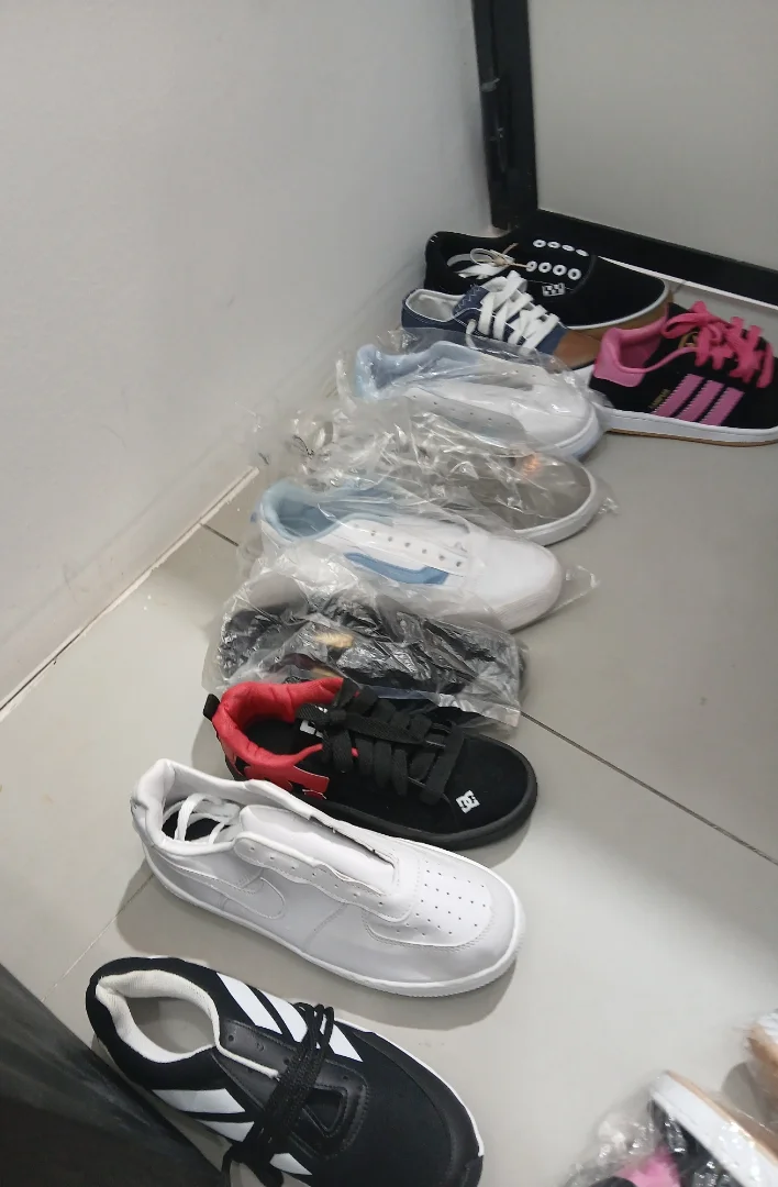 Liquidación 10 Zapatillas Discontinuas - Imagen 1