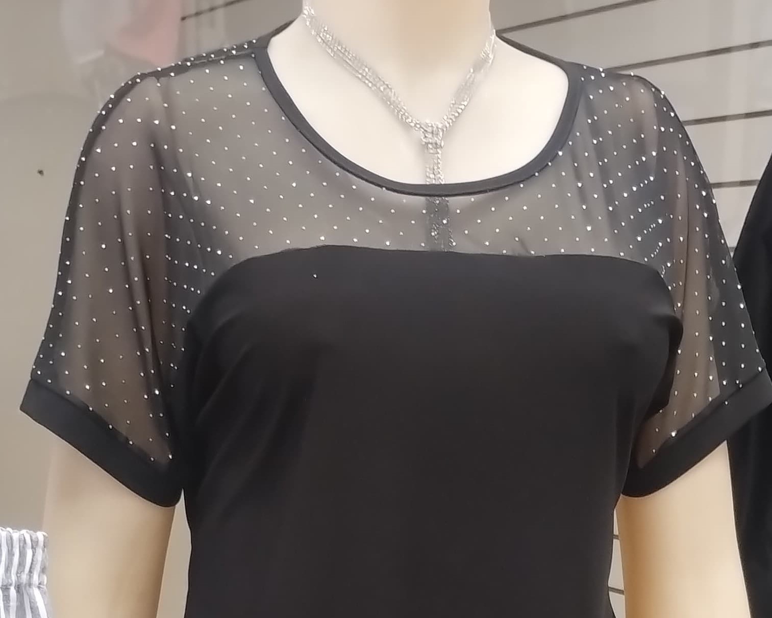 Blusa con Tull y Strass Talles Especiales 6,8,10,12 - Imagen 3
