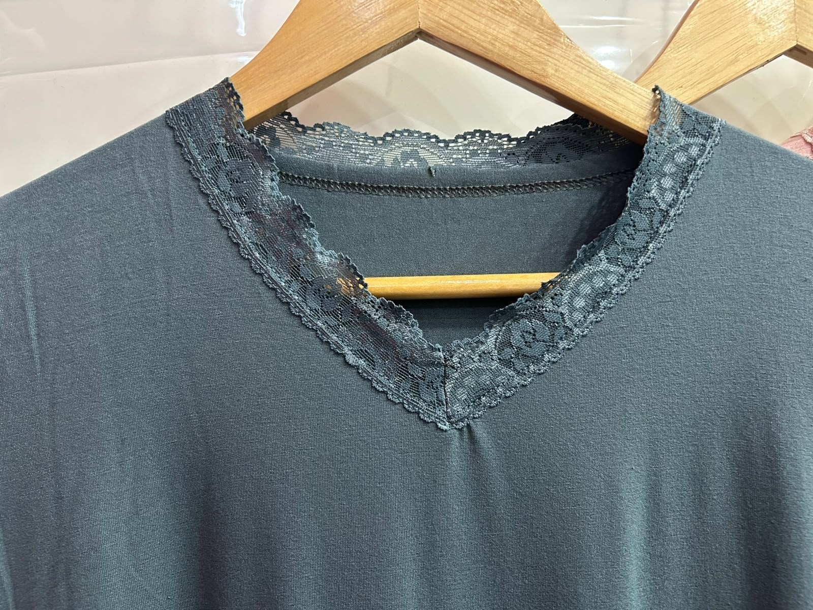 Remera Escote ( V ) con Encaje - Imagen 5
