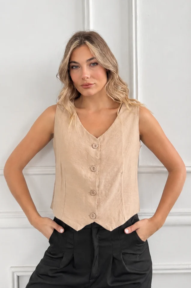 Chaleco Sastrero - Minimalist%20Beige%20Vest%20Portrait.png