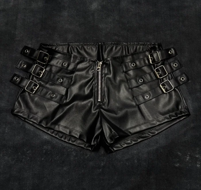 Short Engomado Hebillas