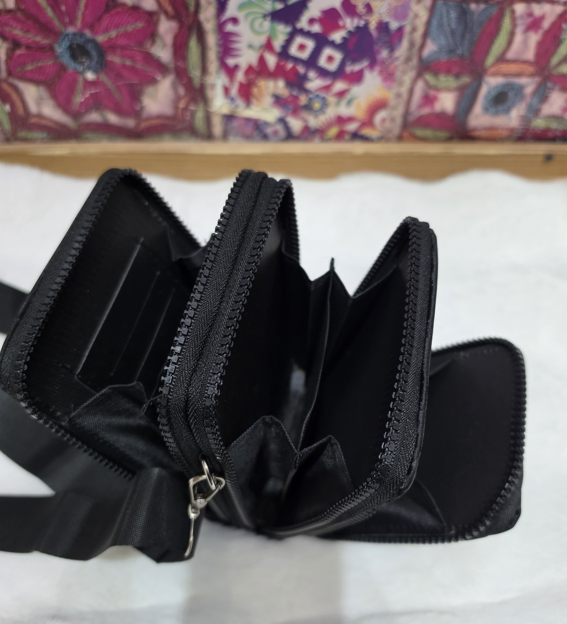 Hermoso Modelo de Portacelular con 3 Compartimiento Tira Lagar Regulable - Imagen 7