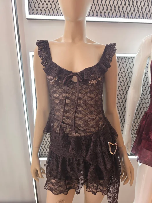 Top Escotado Semitraslucido y 1 Volado Encaje