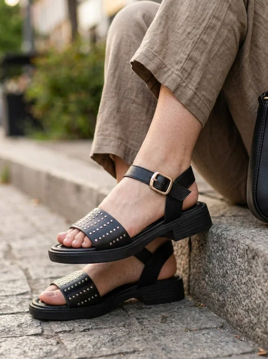 Sandalias Bajas con Tacha