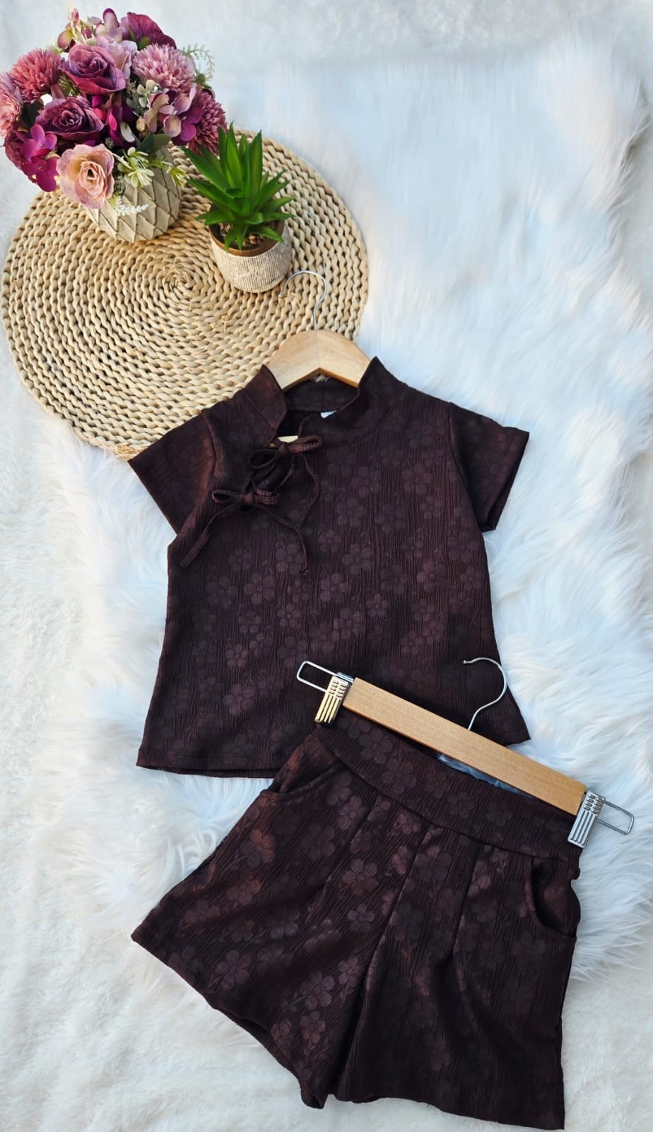 Conjunto de Hawai Gofrado. Blusa Cuello Asiatico y Short con Pinzas. - Imagen 2