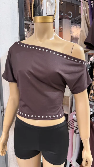 Remera Hombro Descubierto con Tachas