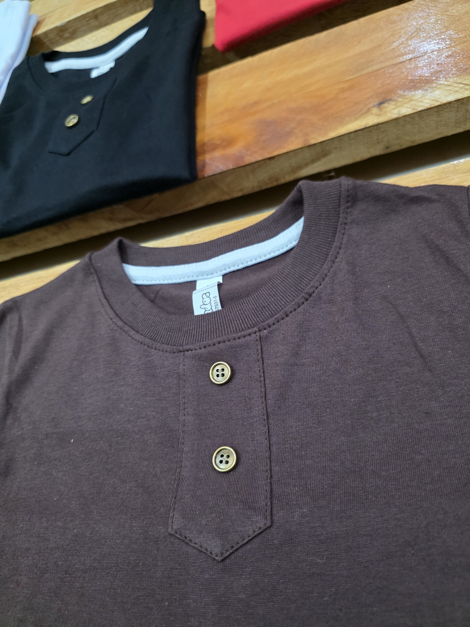 Remera con Boton - Imagen 2