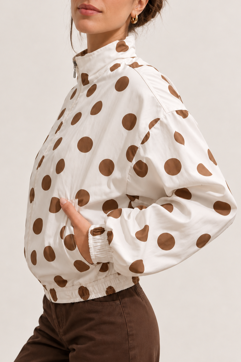 Campera Prati - Retrato%20sereno%20con%20chaqueta%20de%20lunares.png