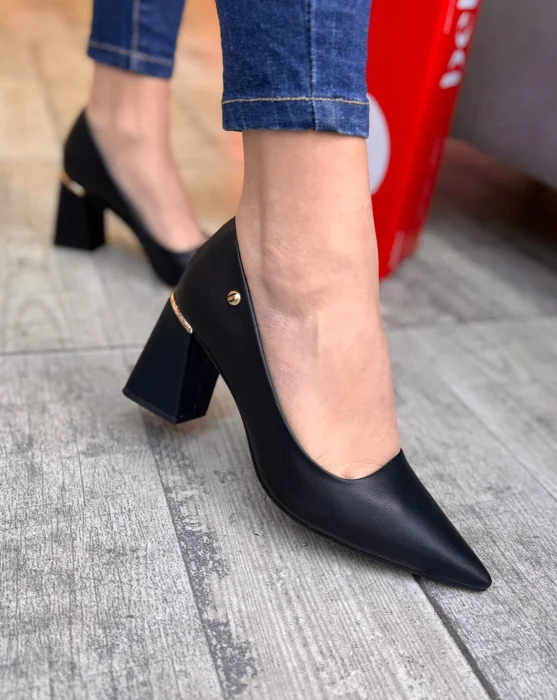 Stiletto Taco Cuadrado Negro