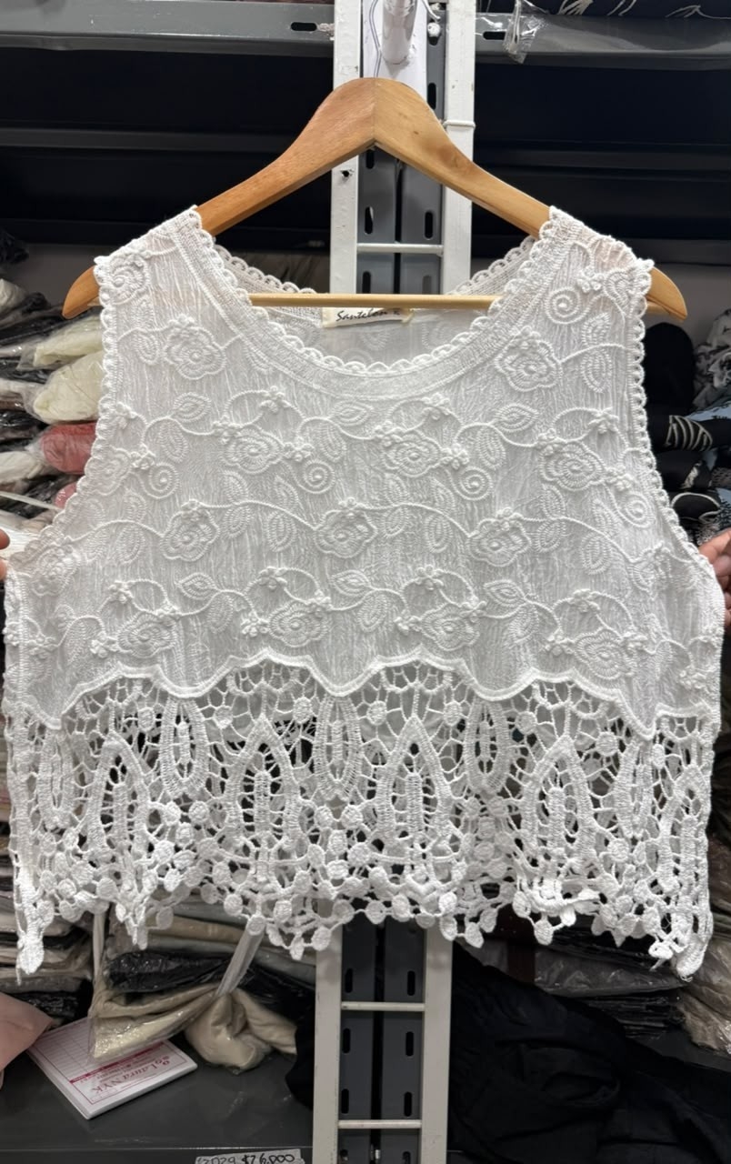 Blusa Blanca con Bordado Floral y Encaje Calado - Imagen 3