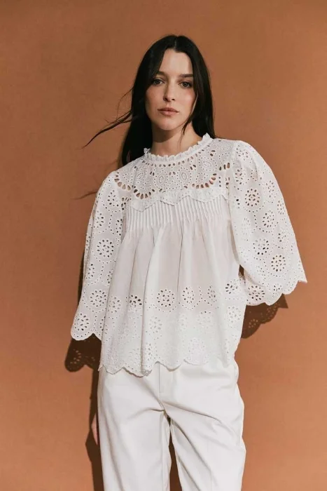 Blusa  Toda Confeccionada en Broderie