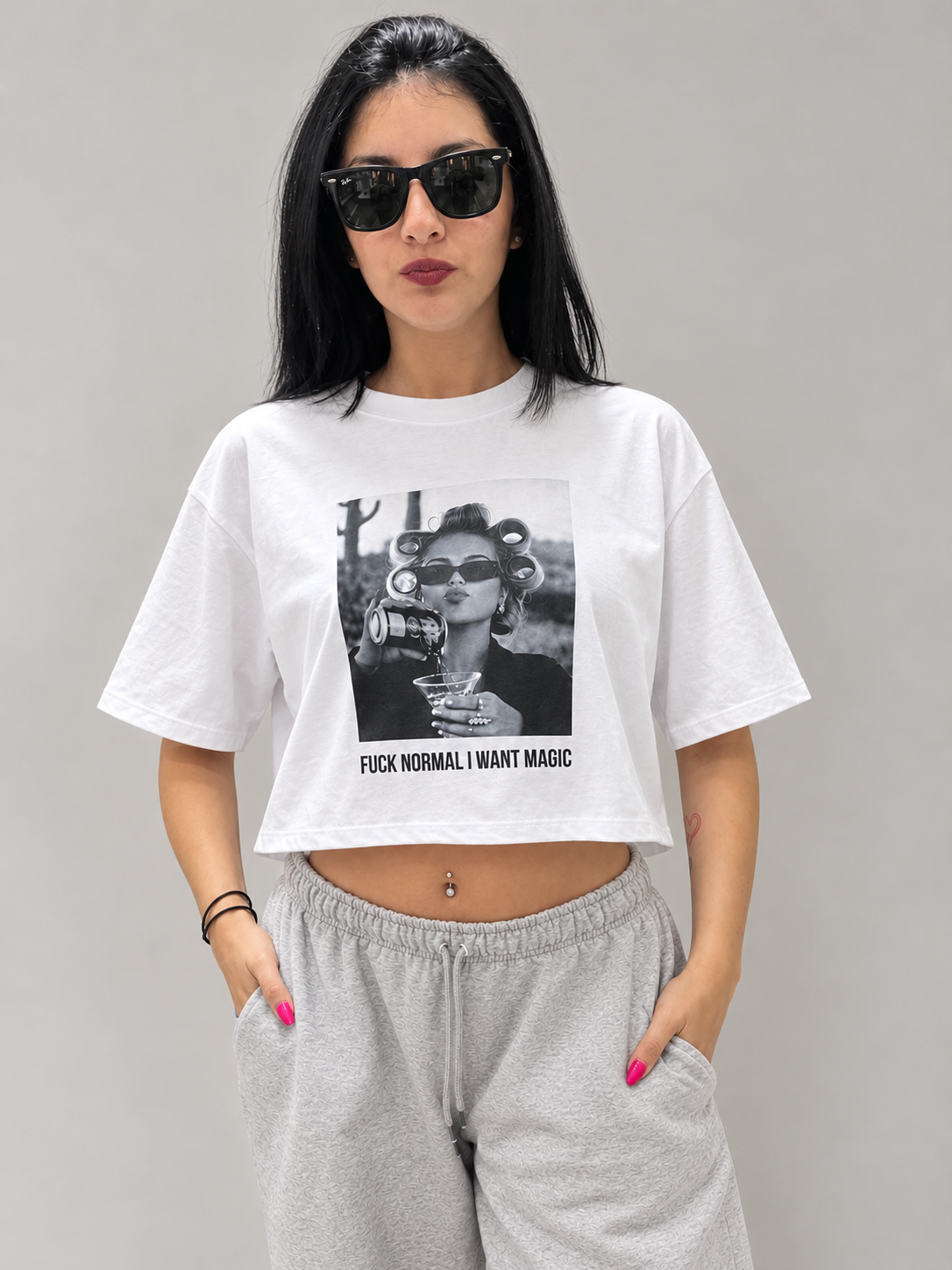 Remera Boxy - Retrato%20urbano%20con%20camiseta%20gr%C3%A1fica%20oversized.png