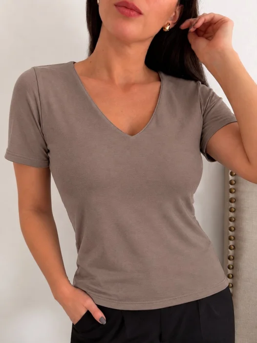 Remera Escote V con Doble Tela
