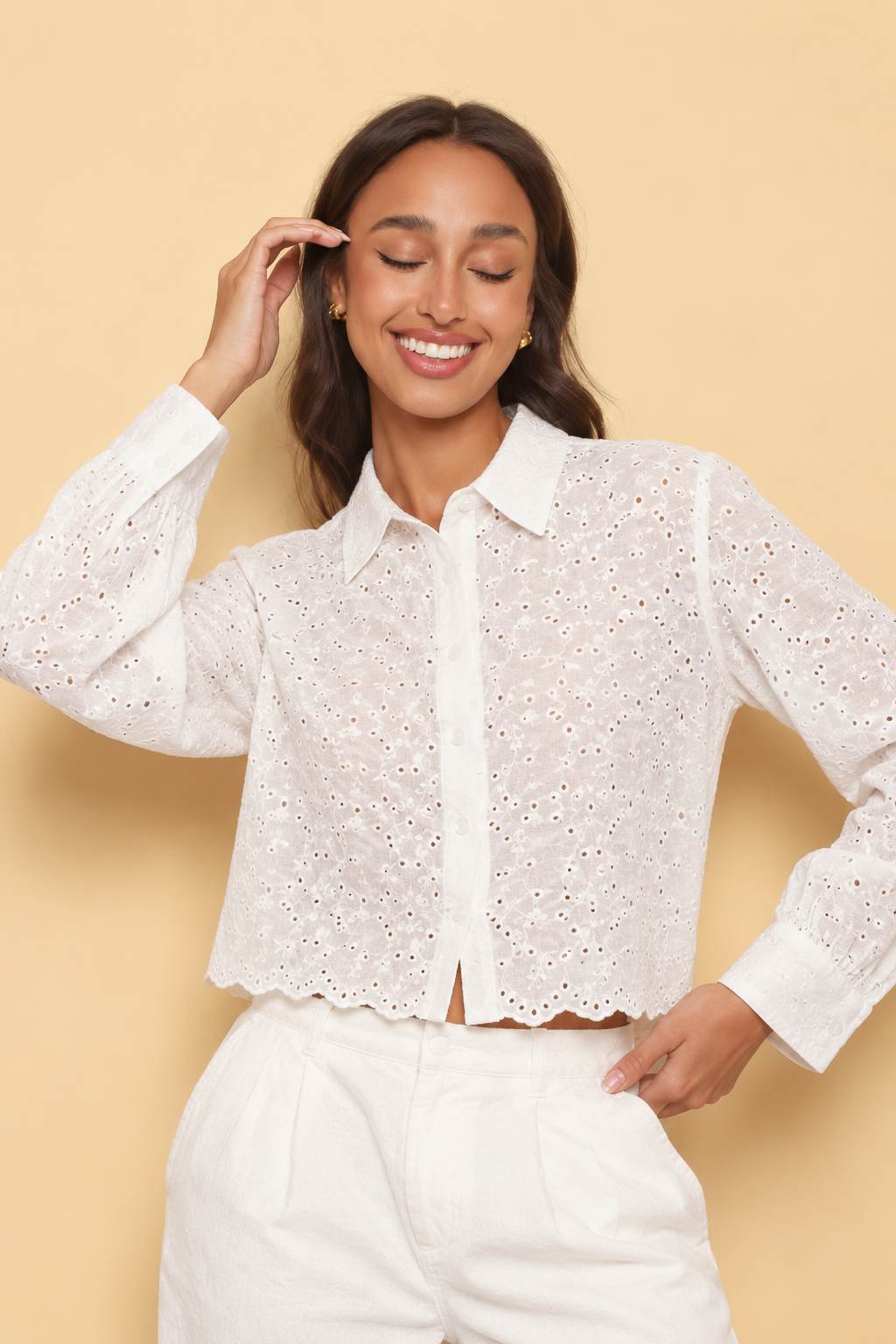 Camisa Sofia - Retrato%20de%20moda%20en%20blanco%20y%20beige.png