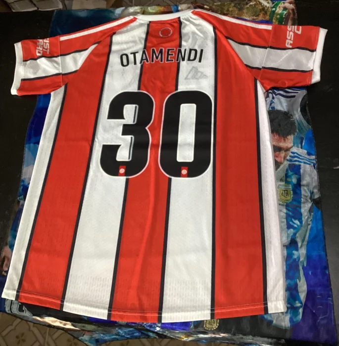 Camiseta Tricolor con Dorsal de Otamendi