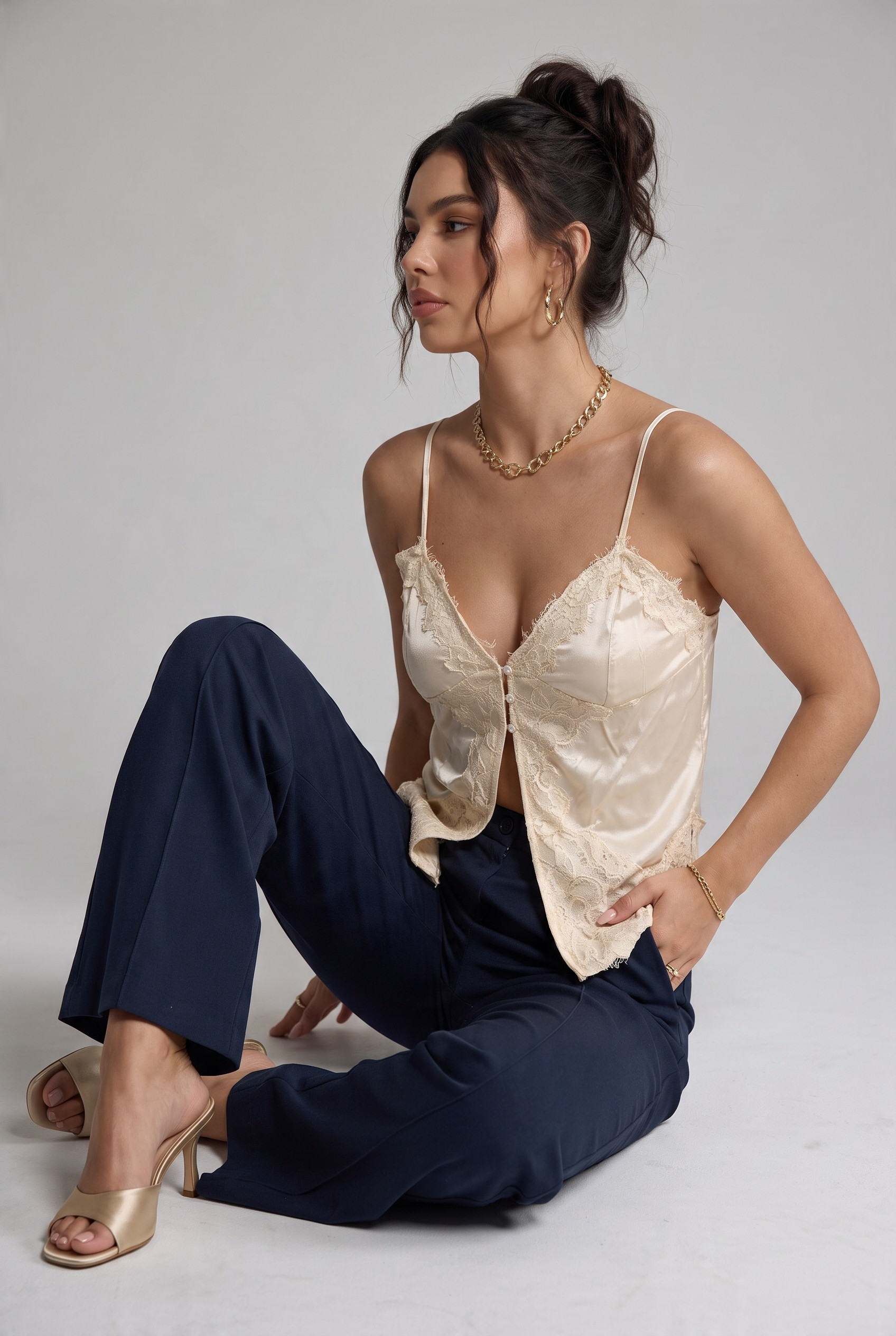 Top Lencero Sandra de Satén con Encaje - Modelos%20Fashion%20IA-0f4bef94-e075-4420-a7bc-566e6a788836.jpg