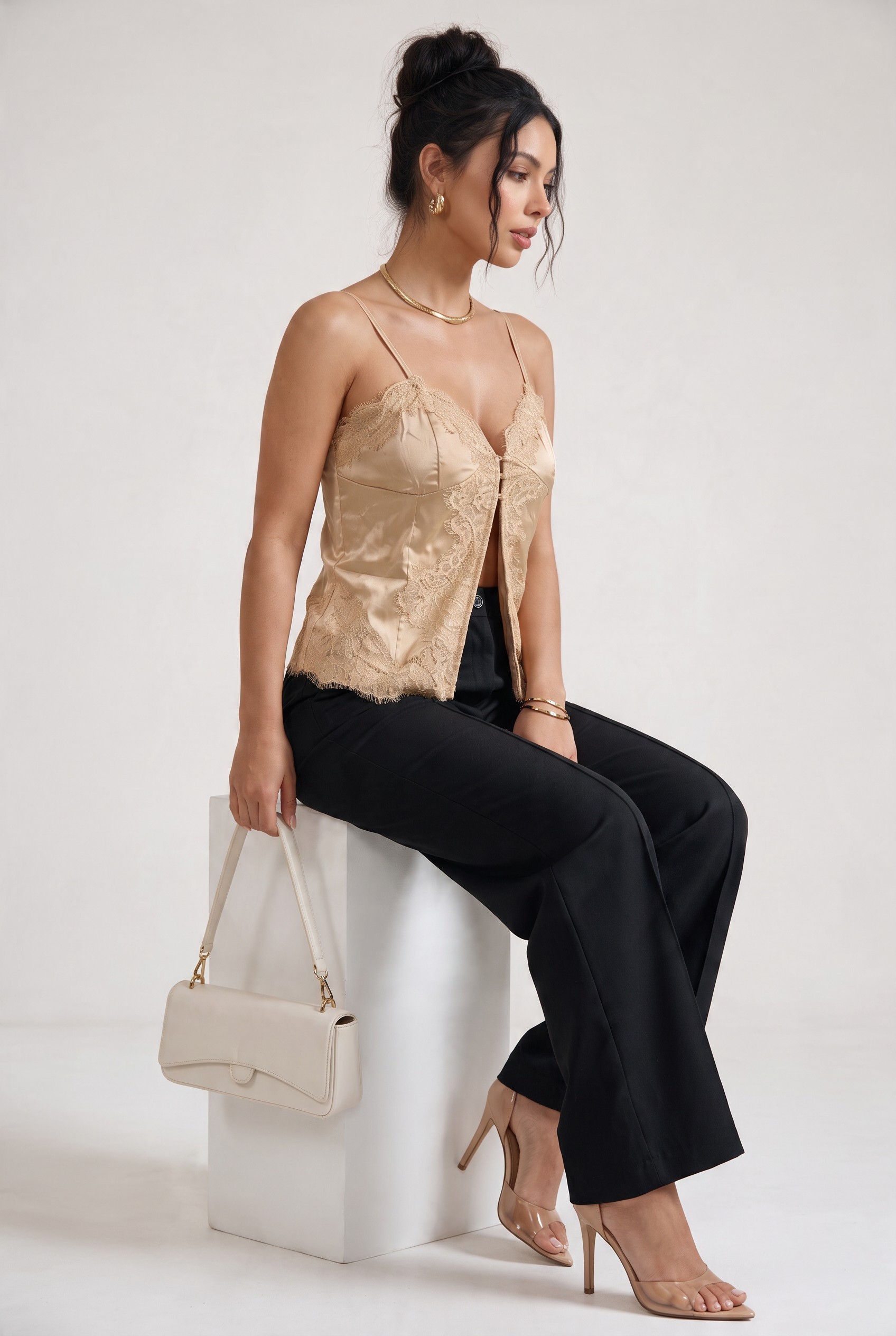 Top Lencero Sandra de Satén con Encaje - Modelos%20Fashion%20IA-cb279e5d-639e-4220-b5fa-42220c0a211e.jpg
