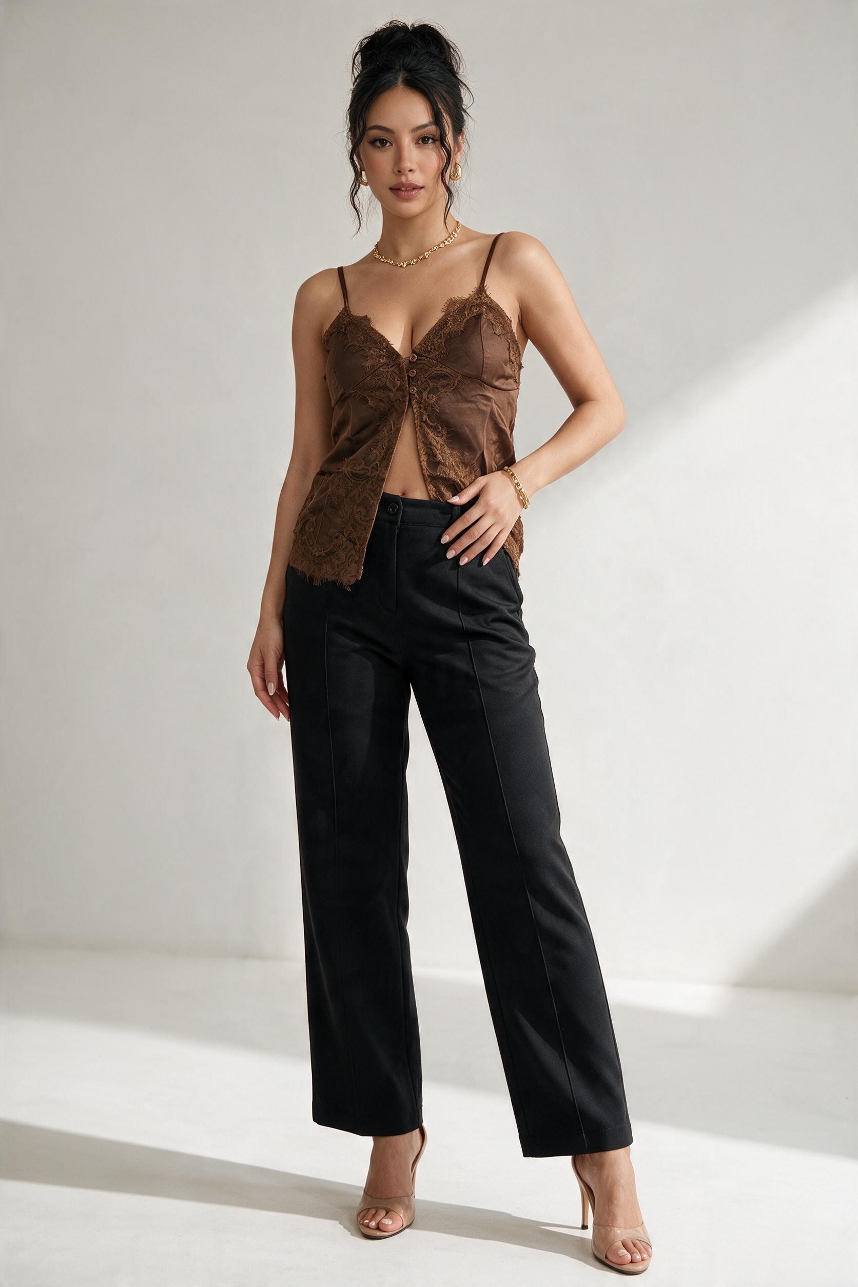 Top Lencero Sandra de Satén con Encaje - Modelos%20Fashion%20IA-bbcff656-2477-4fe8-bc96-196b1a257a9e.jpg
