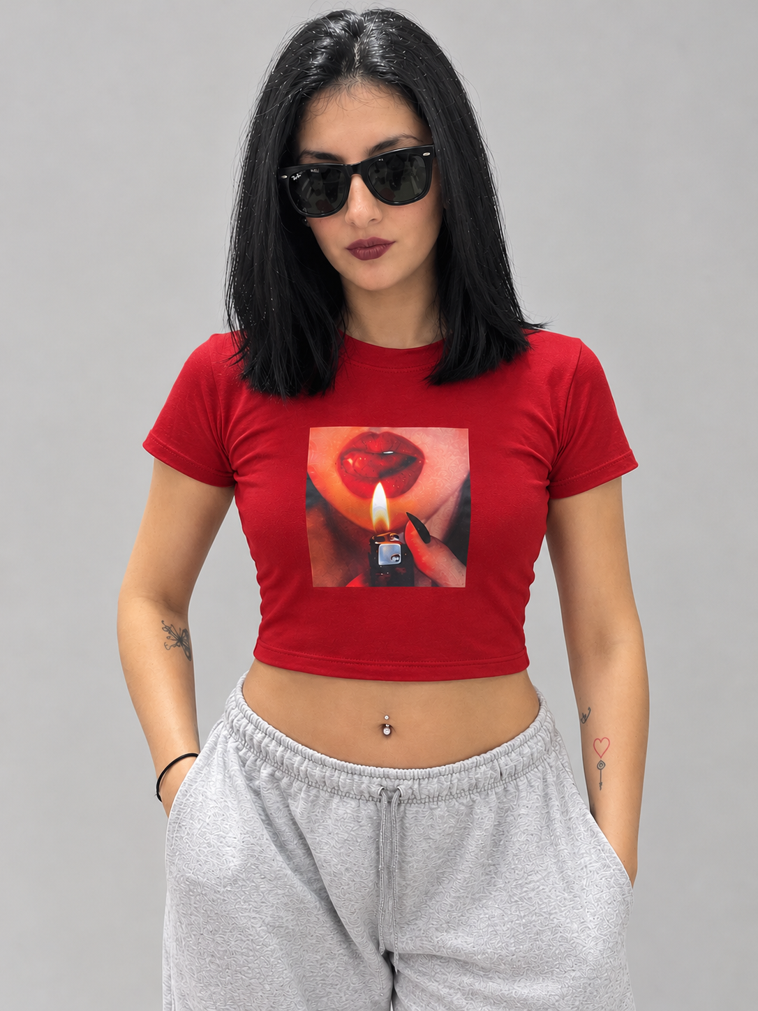 Remeras Baby Tee - Retrato%20urbano%20con%20camiseta%20roja.png