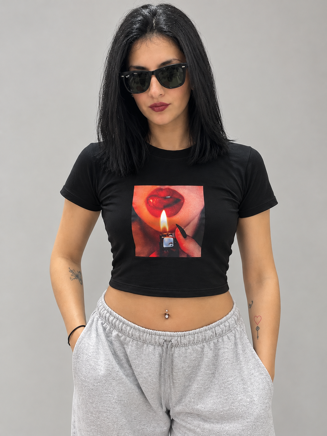 Remeras Baby Tee - Retrato%20urbano%20con%20camiseta%20gr%C3%A1fica.png