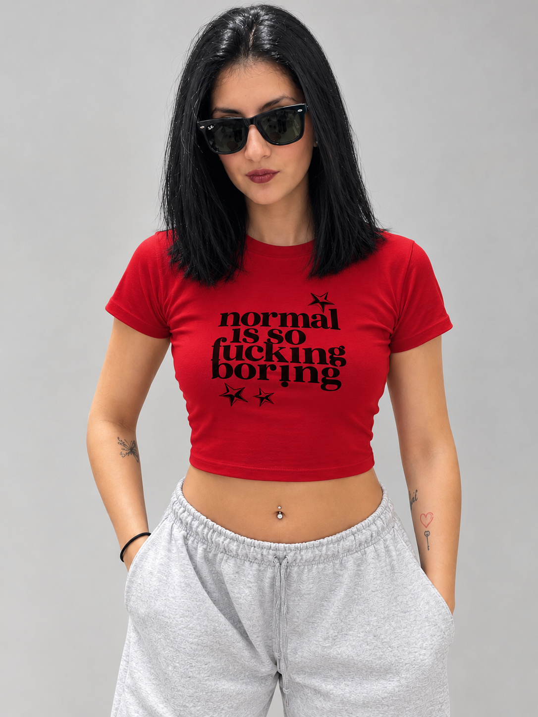 Remeras Baby Tee - Modelo%20con%20camiseta%20roja%20y%20mensaje%20negro.png