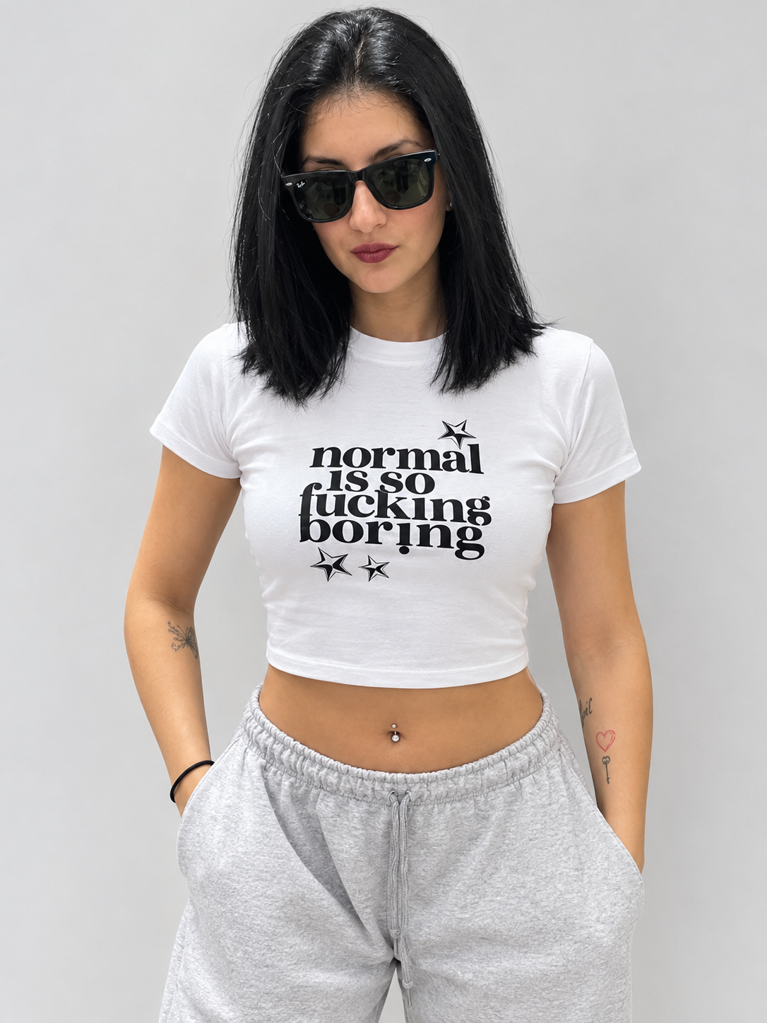 Remeras Baby Tee - Retrato%20minimalista%20con%20estilo%20urbano.png