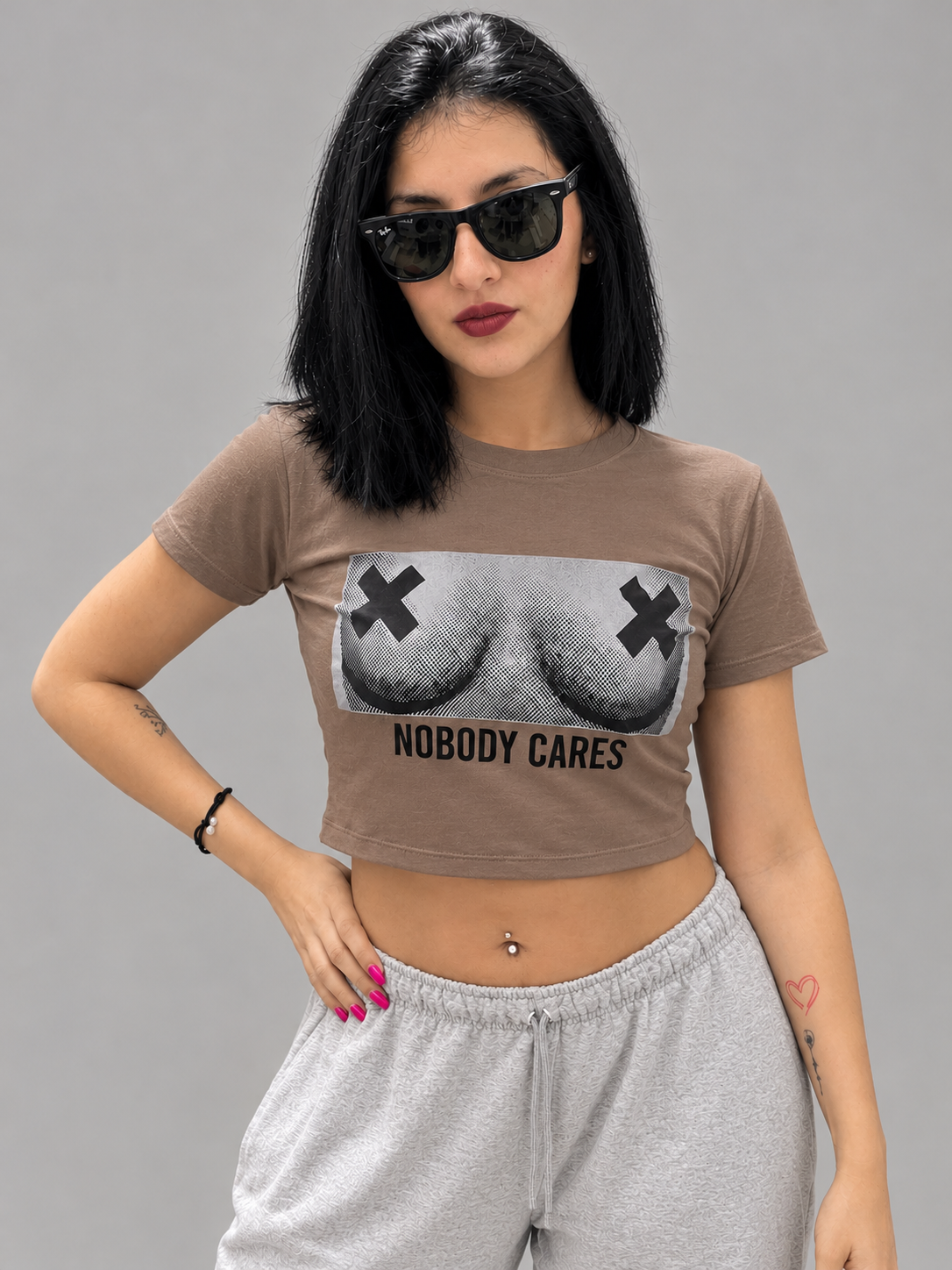 Remeras Baby Tee - Retrato%20urbano%20con%20camiseta%20Nobody%20Cares.png