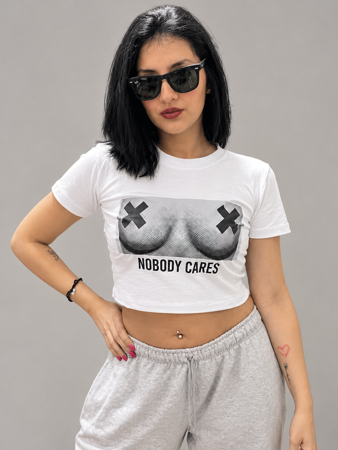 Remeras Baby Tee - Retrato%20urbano%20con%20estilo%20y%20actitud.png