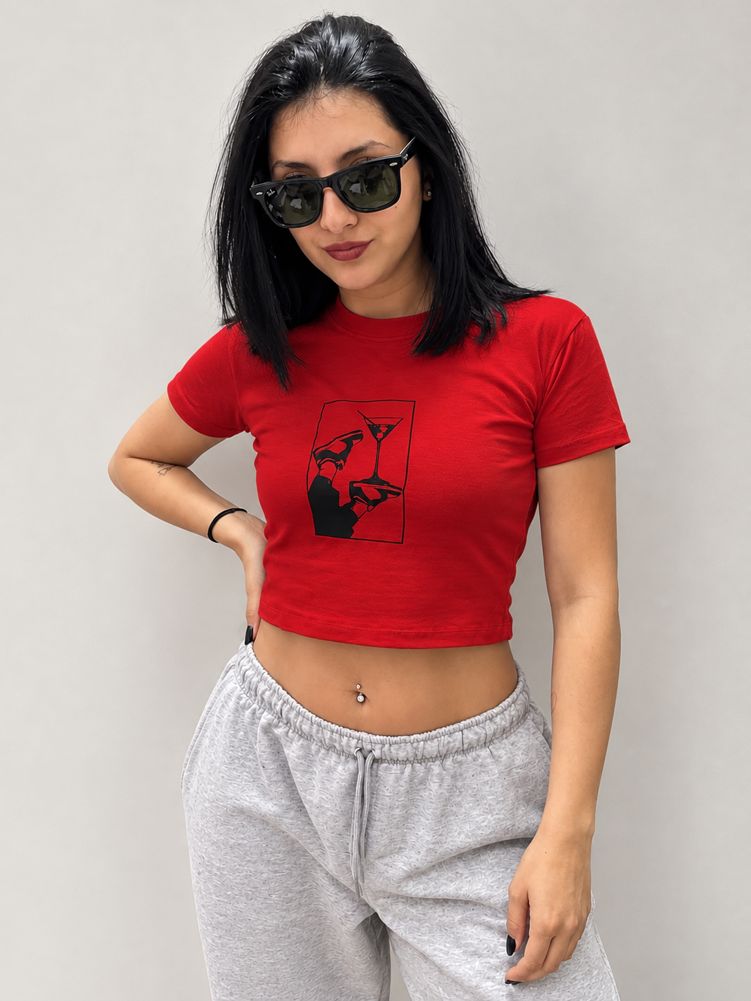 Remeras Baby Tee - Retrato%20urbano%20con%20top%20rojo%20y%20gafas%20aviador.png