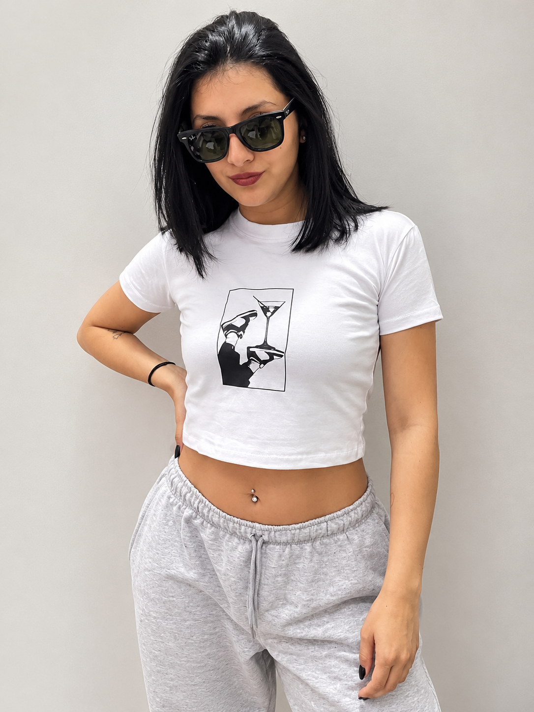 Remeras Baby Tee - Retrato%20urbano%20con%20gafas%20oscuras.png