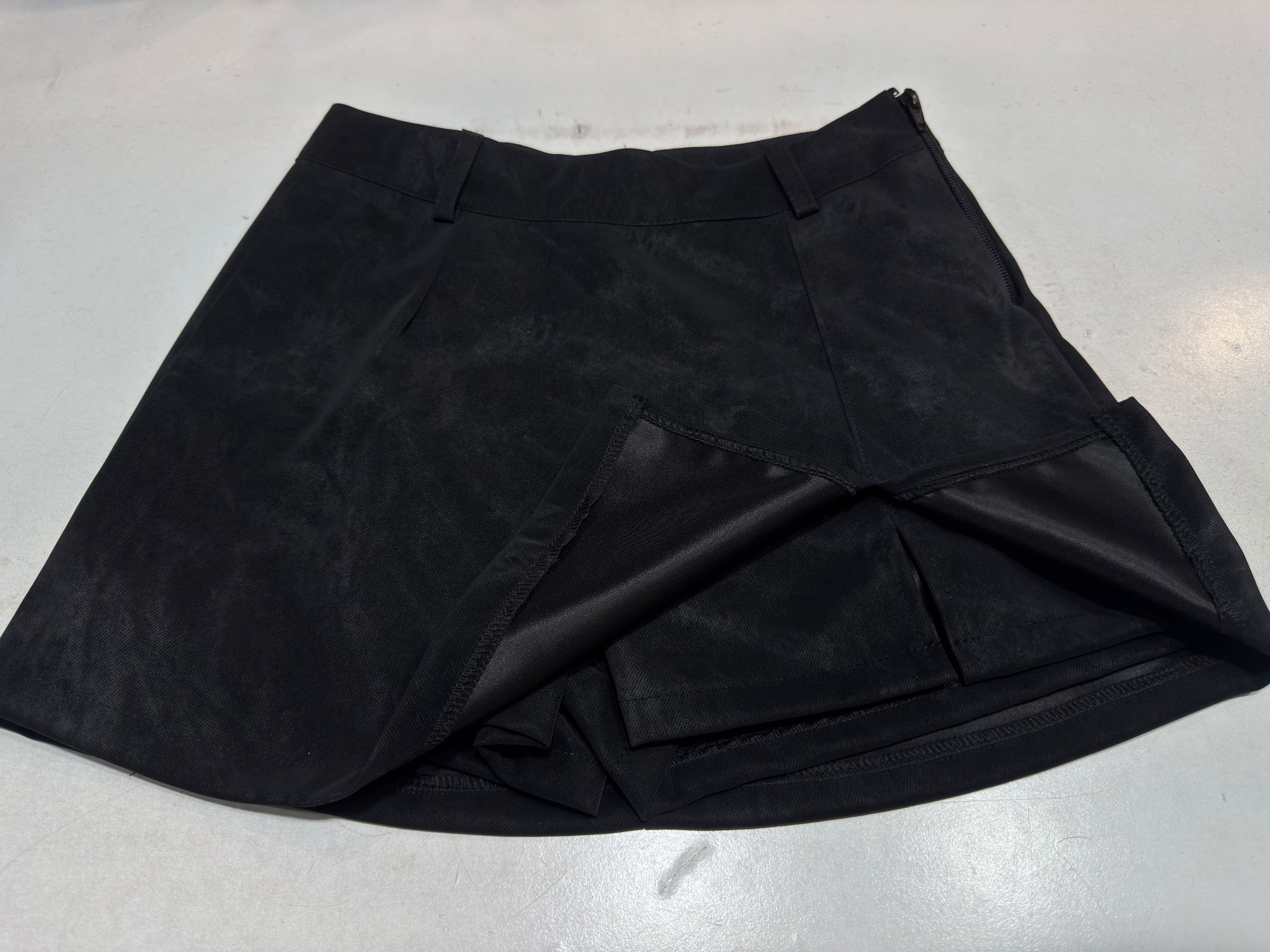 Pollera Short con Tajo Delantero. Gamuza. - Imagen 2