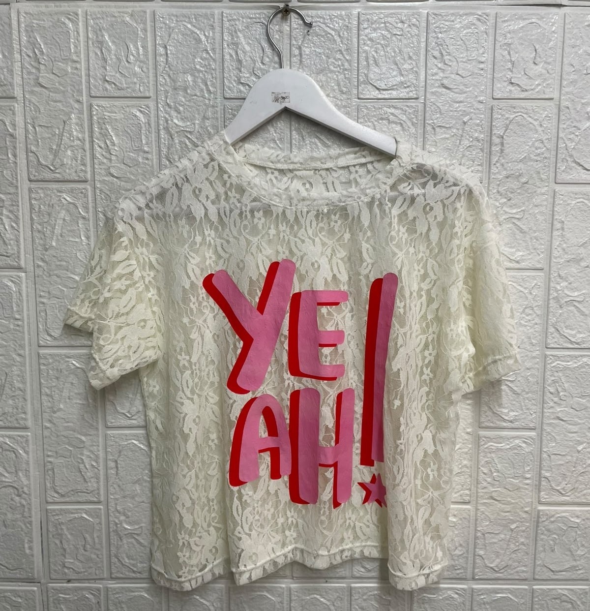 Remera Crop Encaje Estampado - Imagen 2