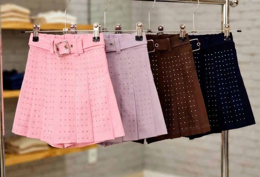 Shorts Pollera con Stras Tableadas - Cinto Incluido - Imagen 3