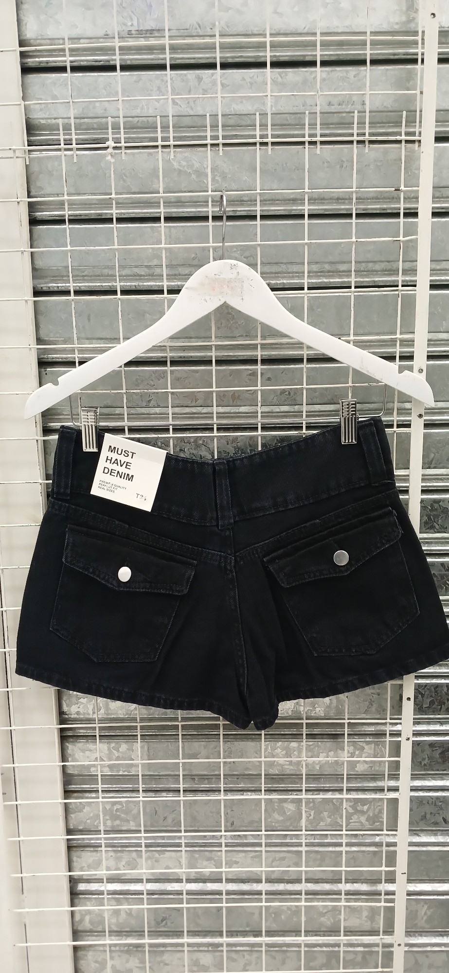 Short Pollera Negro con Bigotes Tiro bajo Denim Rigido Premium - Imagen 2